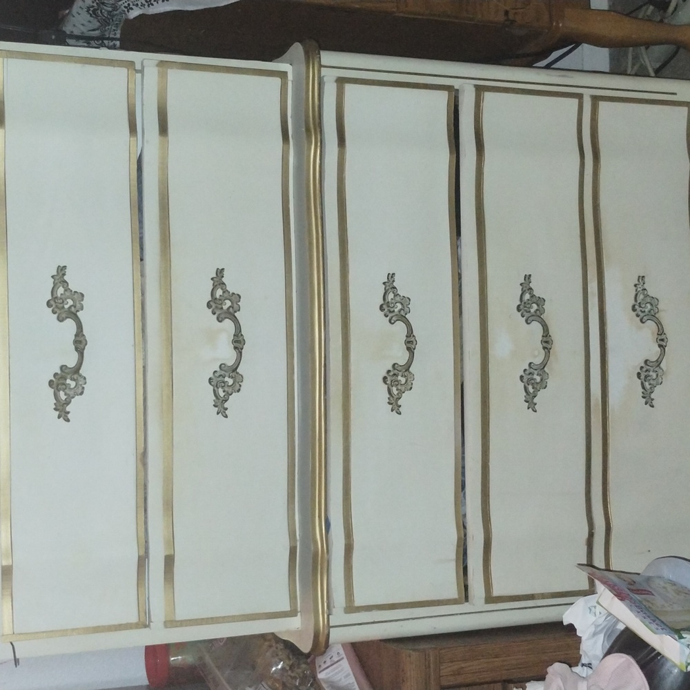 Dresser and side dressser